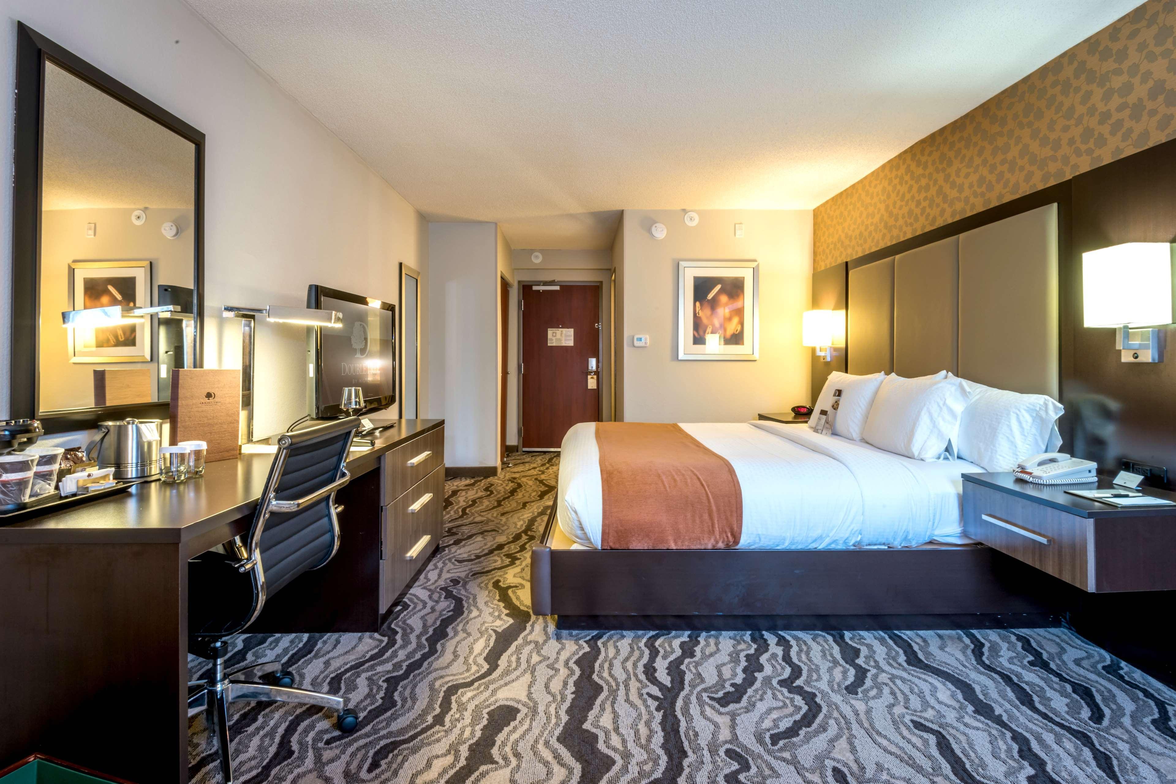 Doubletree By Hilton Montgomery Downtown Bagian luar foto