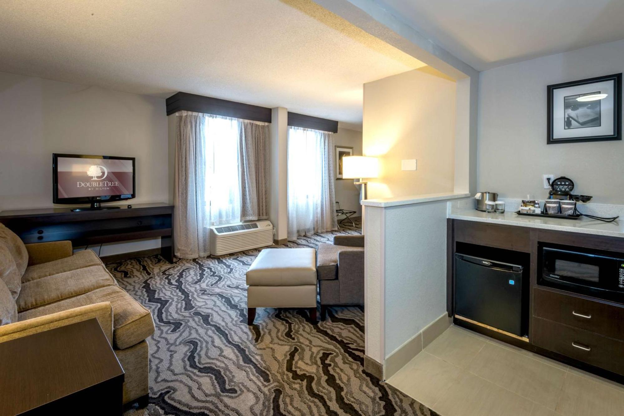 Doubletree By Hilton Montgomery Downtown Bagian luar foto